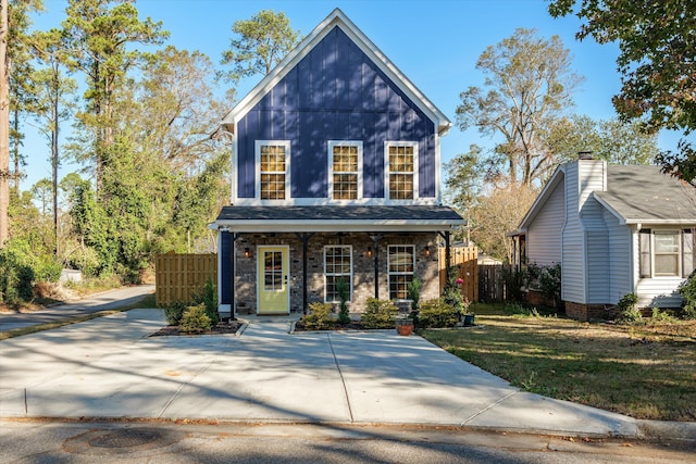 view of front facade with a front yard