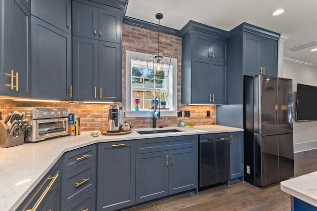 kitchen featuring decorative light fixtures, sink, black appliances, crown molding, and blue cabinetry