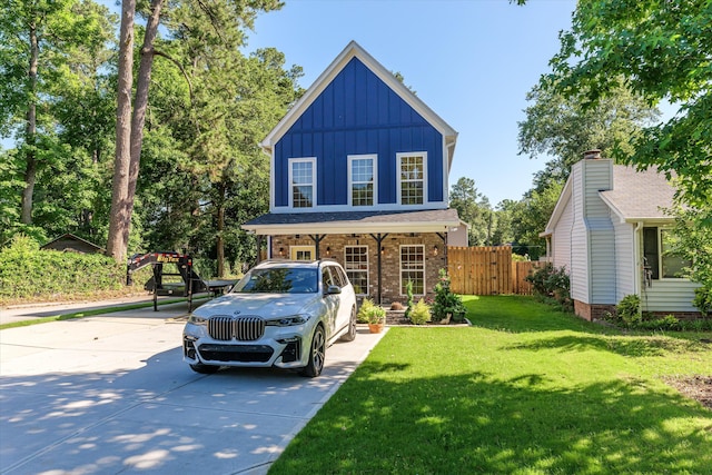 view of front of property featuring a front lawn