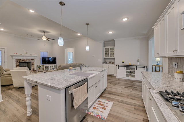 8073 Crossbow Lndg, Graniteville, SC 29829 - kitchen featuring appliances with stainless steel finishes, crown molding, ceiling fan, light wood-style flooring, and white cabinetry