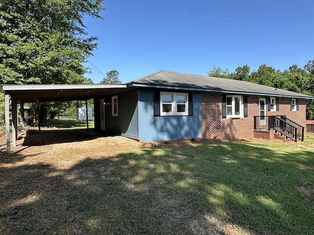 view of front of property featuring a front lawn and a carport