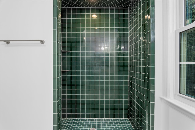 bathroom featuring tiled shower