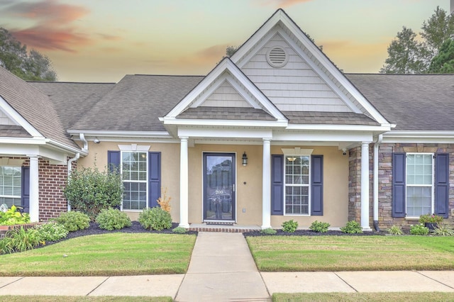 view of front of property featuring a yard