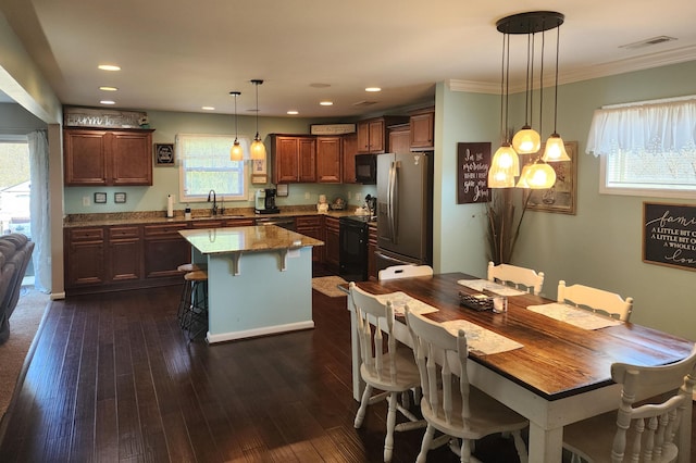 dining area featuring recessed lighting, visible vents, dark wood-style floors, and ornamental molding