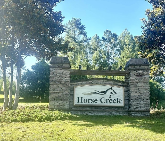 community sign with a yard