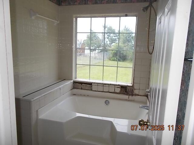 3938 Crest Dr, Hephzibah, GA 30815 - full bath featuring a bath