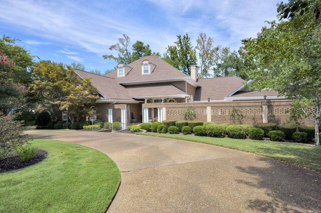 view of front facade featuring a front yard