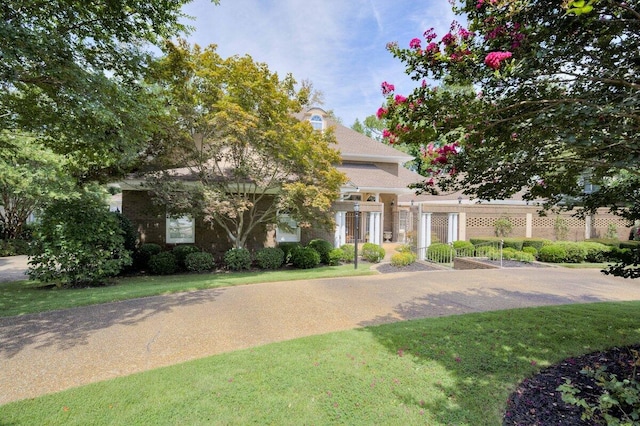 view of front of property with a front lawn