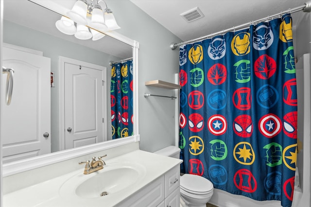 full bath with vanity, shower / bath combo with shower curtain, toilet, and visible vents