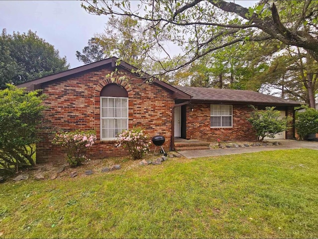 single story home featuring a front lawn