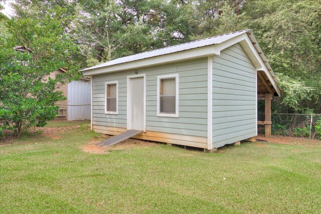 view of outdoor structure featuring a yard