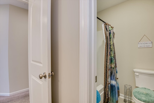 full bath featuring baseboards and toilet
