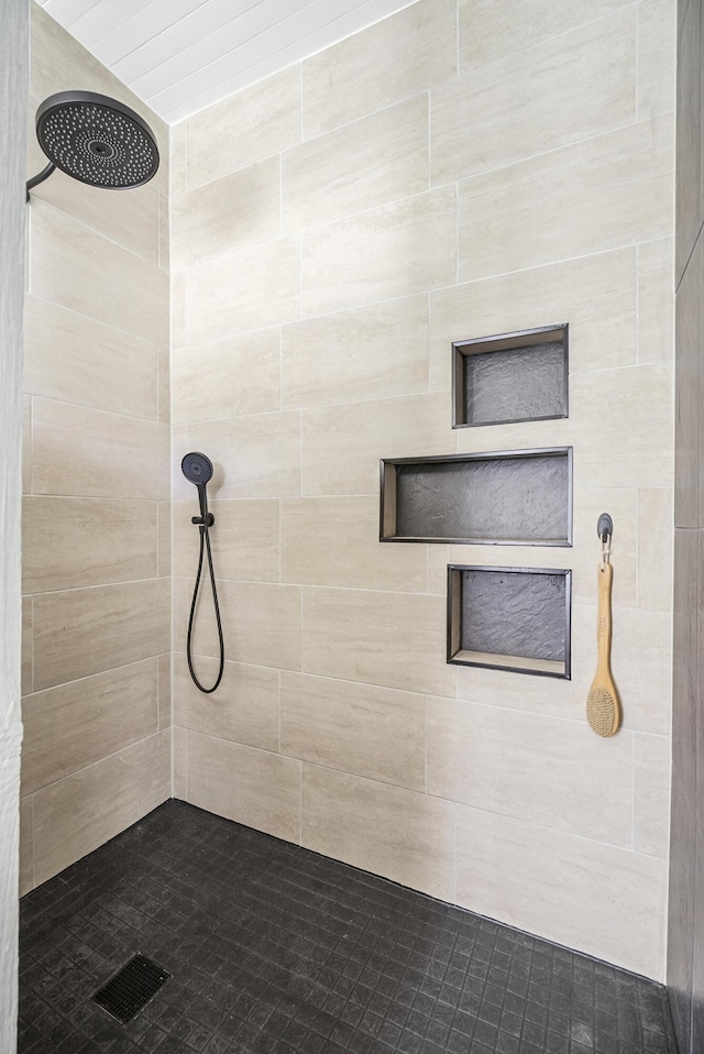 bathroom featuring a tile shower