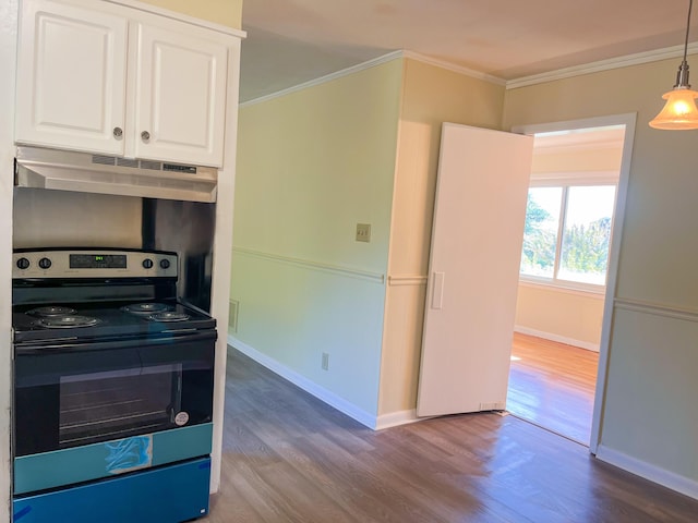 kitchen featuring electric stove, dark wood-style flooring, ornamental molding, white cabinetry, and under cabinet range hood