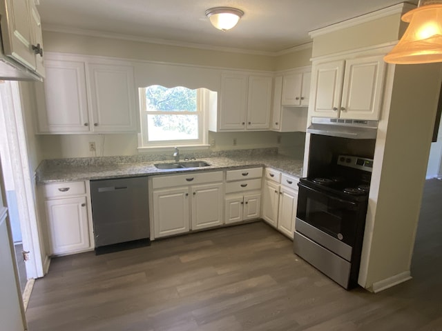 kitchen featuring appliances with stainless steel finishes, a sink, under cabinet range hood, and ornamental molding