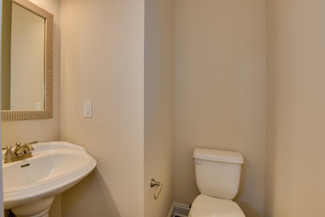 bathroom featuring toilet and sink