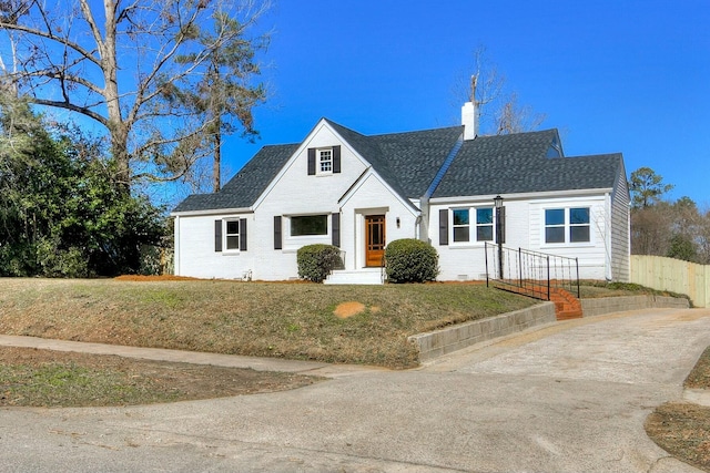 view of front of house featuring a front yard