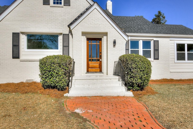 view of front of home featuring a front lawn