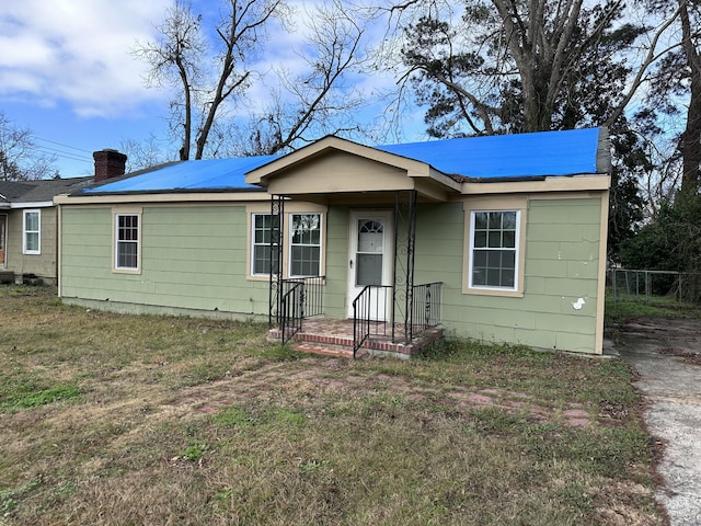 view of front of home featuring a front lawn