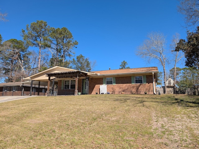 view of front of house with driveway, a front lawn, fence, and brick siding