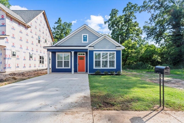 view of front of property featuring a front lawn