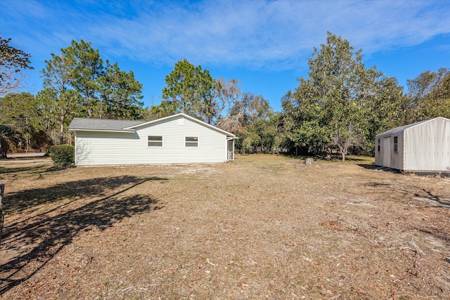 view of yard featuring a storage unit