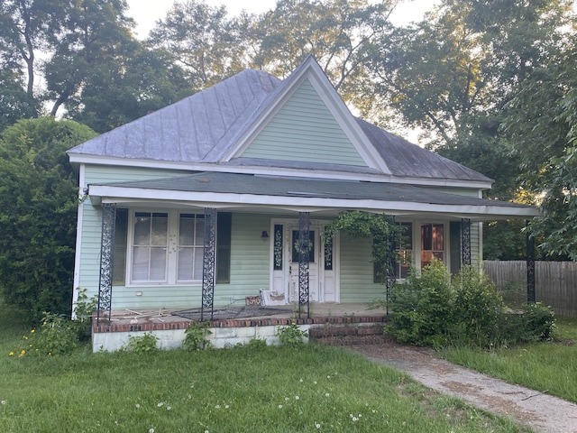 farmhouse-style home featuring a front lawn and a porch