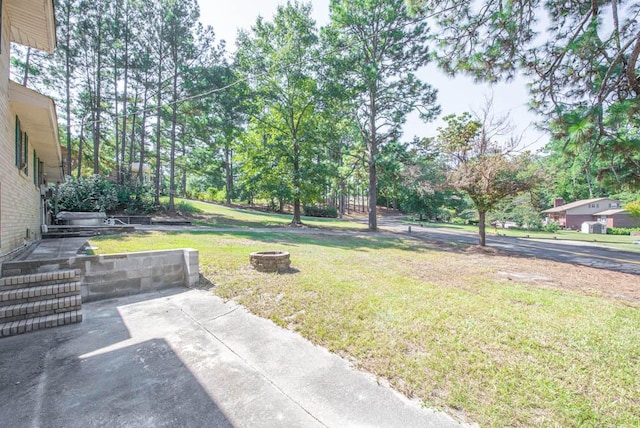 view of yard featuring a fire pit