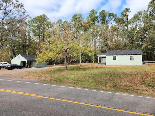 view of front of home featuring a front yard