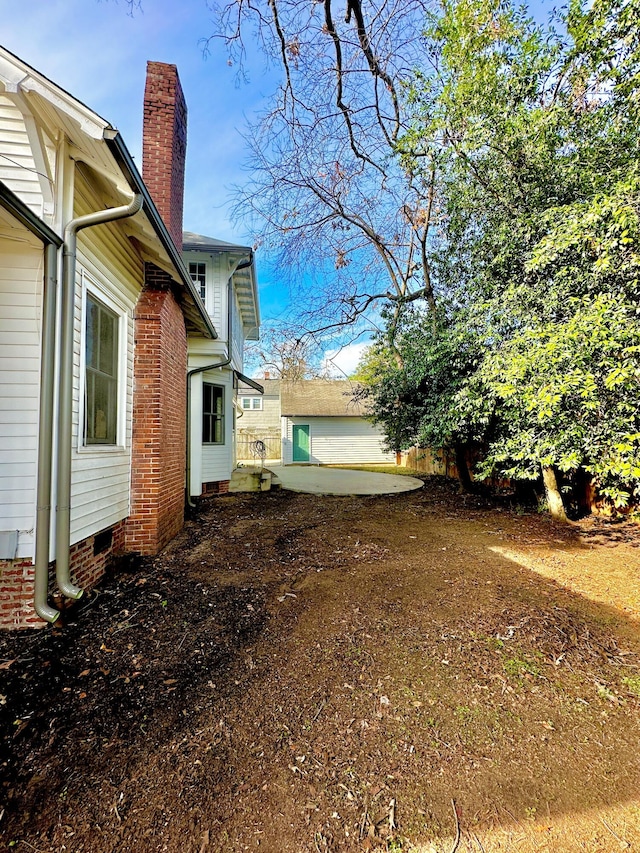 view of yard featuring a garage and an outdoor structure