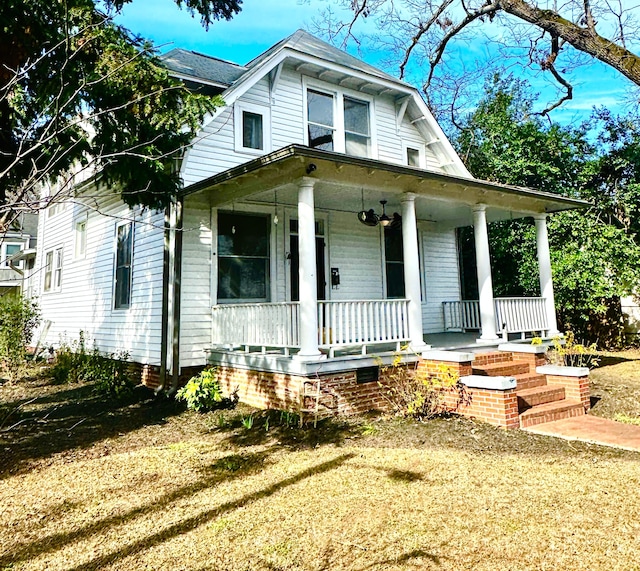 view of front of property with a front yard and covered porch