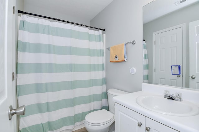 full bath with vanity, visible vents, a shower with curtain, and toilet