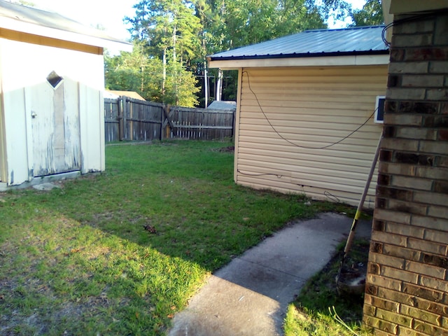 view of yard featuring a storage shed