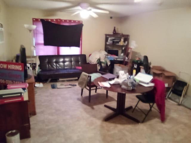 carpeted living room featuring ceiling fan