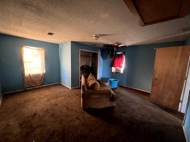 living area featuring carpet flooring and a textured ceiling