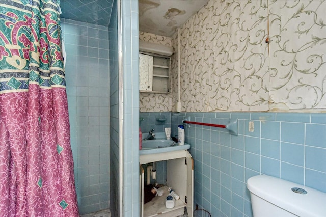 2514 Lumpkin Rd, Augusta, GA 30906 - bathroom with vanity, wallpapered walls, a shower with curtain, toilet, and a wainscoted wall