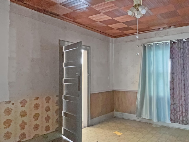 empty room featuring ceiling fan and light floors