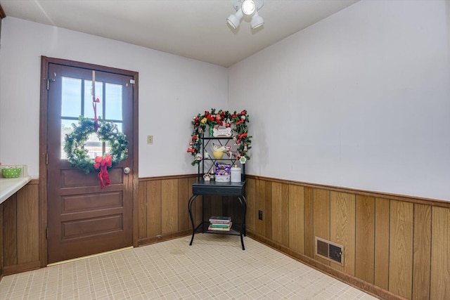 entryway with ceiling fan