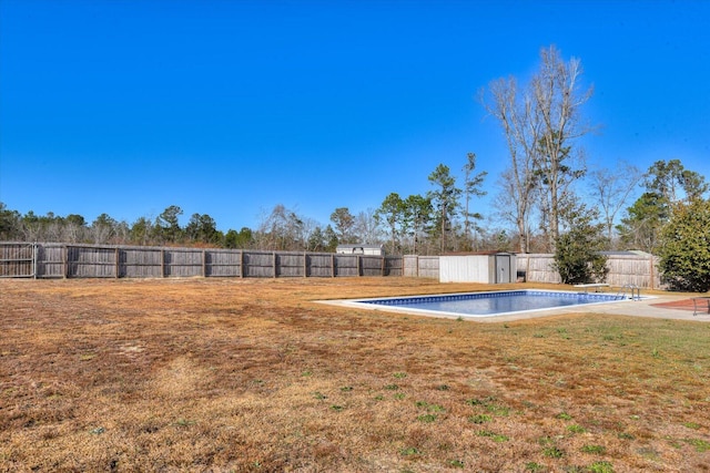 view of yard featuring a storage shed