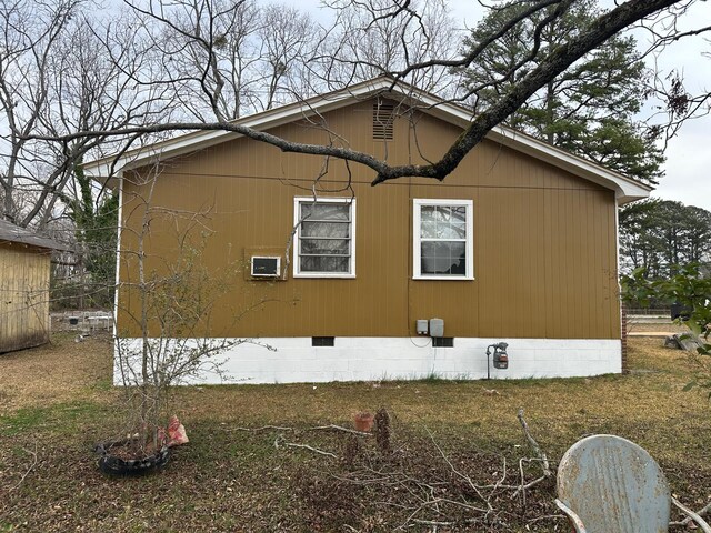 view of yard featuring a storage shed