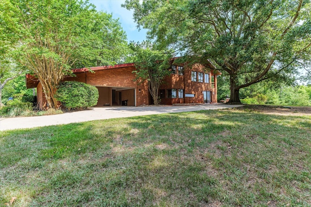 view of front of property featuring a carport and a front lawn