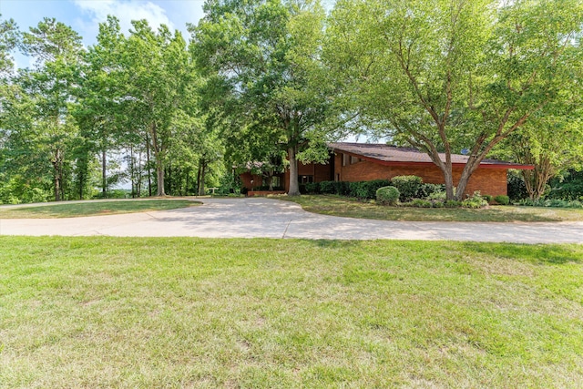 view of front of home featuring a front lawn