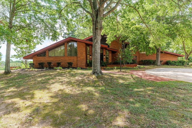 view of front of house featuring a front yard