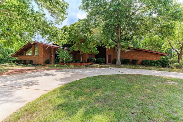 view of front facade featuring a front yard