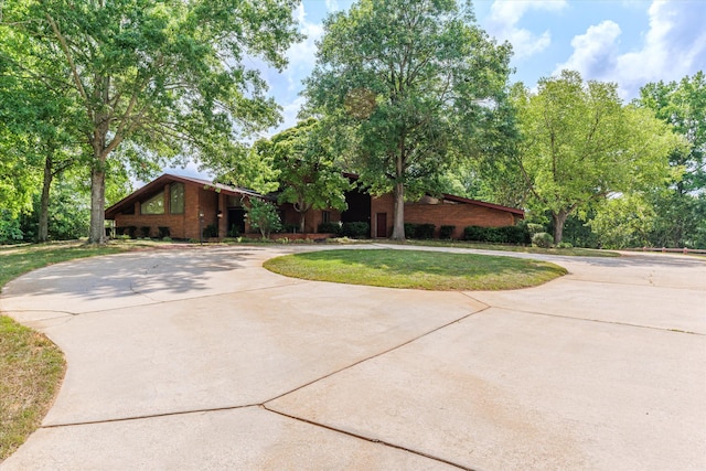 single story home with a front yard