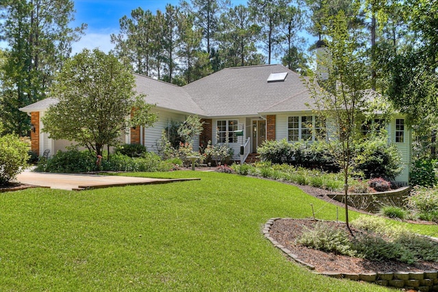 view of front facade with a front yard