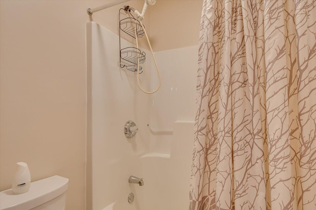 bathroom featuring toilet and shower / bath combo with shower curtain