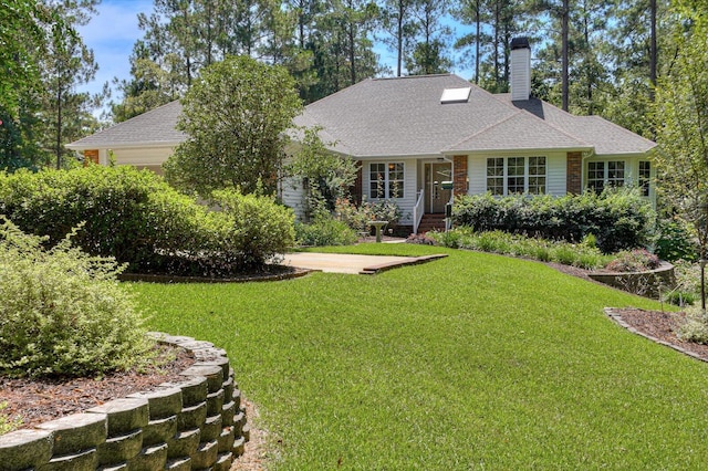 view of front of property featuring a front lawn