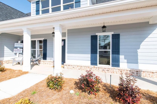 property entrance featuring a porch