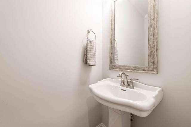 bathroom featuring sink